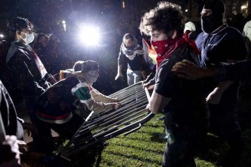 Contra-manifestantes atacam um acampamento pró-palestino montado no campus da Universidade da Califórnia em Los Angeles (UCLA) enquanto os confrontos eclodem, em Los Angeles, em 1º de maio de 2024 -  (crédito: ETIENNE LAURENT/AFP)