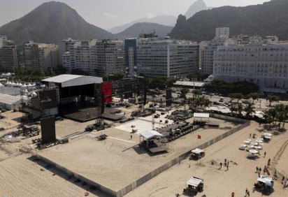 Vista aérea da praia de Copacabana onde está sendo montado o palco do show da pop star norte-americana Madonna no Rio de Janeiro. -  (crédito: Pablo PORCIUNCULA / AFP)