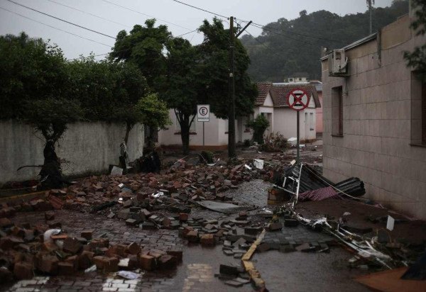 Vista geral de uma rua destruída por fortes chuvas em Sinimbu, na região do Vale do Rio Pardo, no Rio Grande do Sul, Brasil -  (crédito: Anselmo Cunha / AFP)