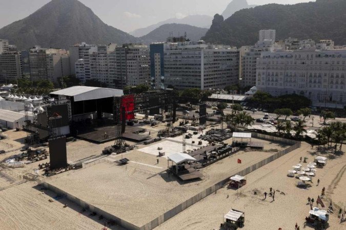 Vista aérea da praia de Copacabana onde está sendo montado o palco do show da pop star norte-americana Madonna no Rio de Janeiro. -  (crédito: Pablo PORCIUNCULA / AFP)