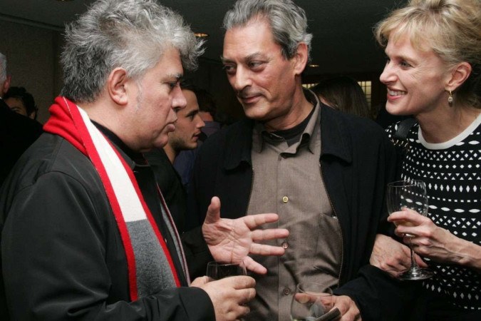 Paul Auster com a esposa e ainda, na foto, com Pedro Almodóvar -  (crédito:  Evan Agostini / Getty Images North America / AFP)