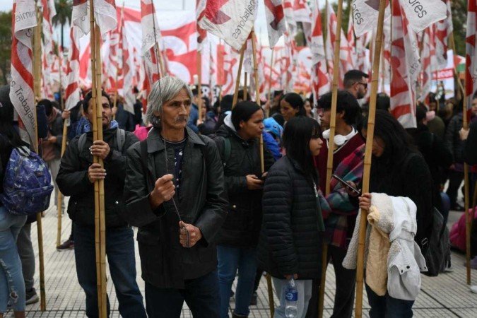  Members of left-wing organizations and parties protest at Plaza de Mayo Square during a May Day (Labor Day) demonstration in Buenos Aires on May 1, 2024. (Photo by Luis ROBAYO / AFP)
      Caption 