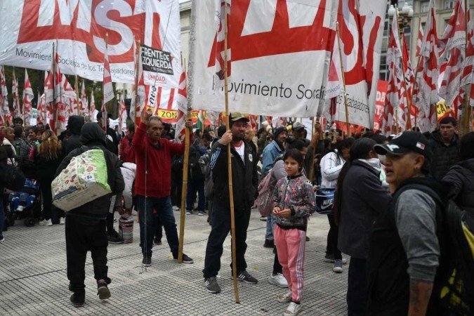  Members of labor and social organizations march during a May Day (Labor Day) demonstration in Buenos Aires on May 1, 2024. (Photo by Luis ROBAYO / AFP)
      Caption 