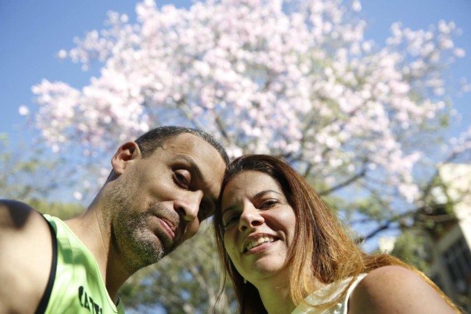  Marcelo Magaldi e Tatiana Corrêa, moradores da 409 norte, apreciam as paineiras espalhadas pela região 