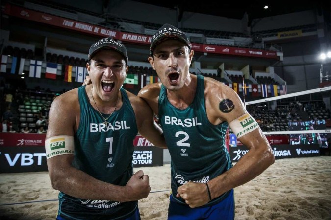 George (E) e André são os brasileiros mais bem ranqueados no vôlei de praia -  (crédito: Fivb)