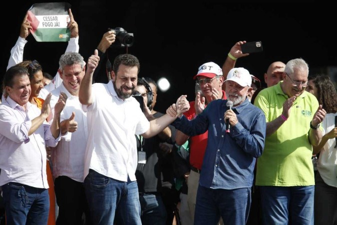 Lula e o Boulos participaram nesta quarta de um evento organizado por centrais sindicais nesta quarta-feira, na Neo Química Arena, estádio do Corinthians, Zona Leste de São Paulo, em celebração ao Dia do Trabalhador -  (crédito: Paulo Pinto/Agência Brasil)