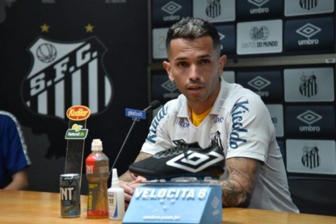 Carabajal jogou pouco no Peixe, mas ainda tem contrato -  (crédito: Foto: Divulgação/Santos FC)