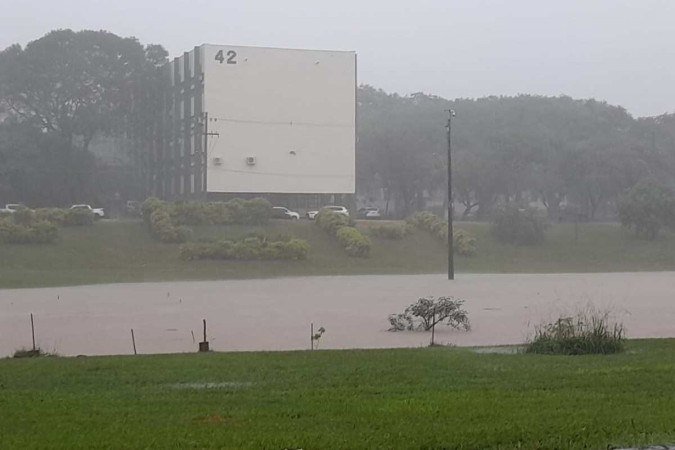 UFSM alaga, tem acervo inundado e cancela aulas devido a fortes chuvas no RS - (crédito: Ascom/UFSM) UFSM alaga, tem acervo inundado e cancela aulas devido a fortes chuvas no RS - (crédito: Ascom/UFSM)