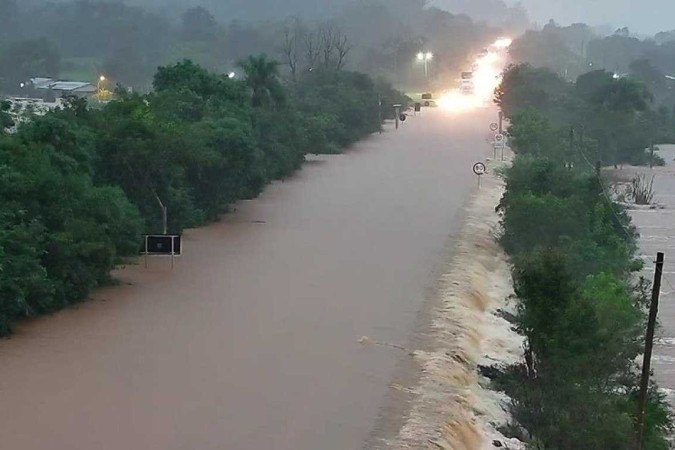 Santa Maria, na região central, chegou a ficar com as estradas alagadas -  (crédito: Reprodução / Redes Sociais)