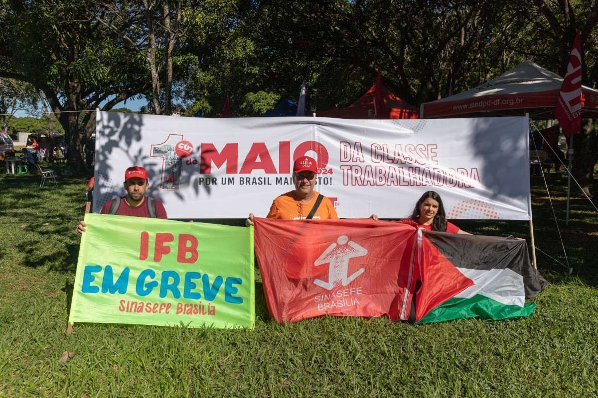 Representantes do Sinasefe no ato da CUT-DF