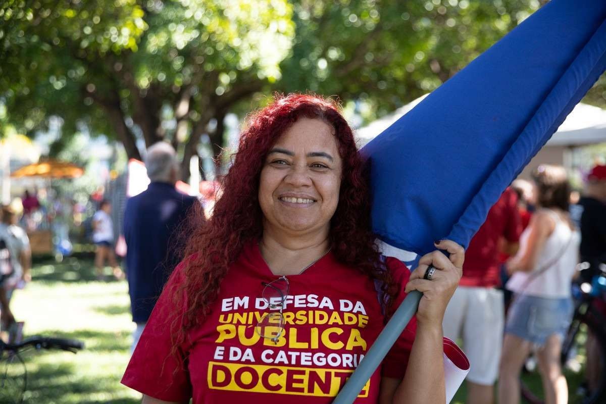 Eliene Novaes, presidente da AdUnB, no ato da CUT neste 1 de maio