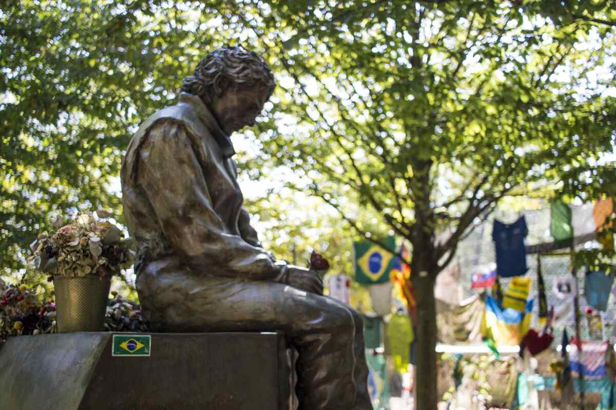 Fãs se reúnem em estátua de Ayrton Senna em Ímola para homenagens