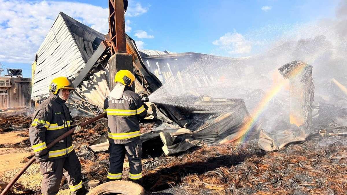 Bombeiros combatem incêndio de grande proporção em GO  