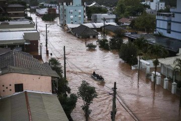 Voluntários de barco resgatam moradores ilhados no município de São Sebastião do Caí, totalmente inundado pelo rio Caí, que deságua na região metropolitana de Porto Alegre -  (crédito:  AFP)