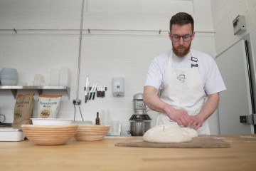 O pão integral é feito com farinha moída a partir do grão de trigo inteiro, enquanto o pão branco é fabricado usando apenas o endosperma do grão -  (crédito: BBC)