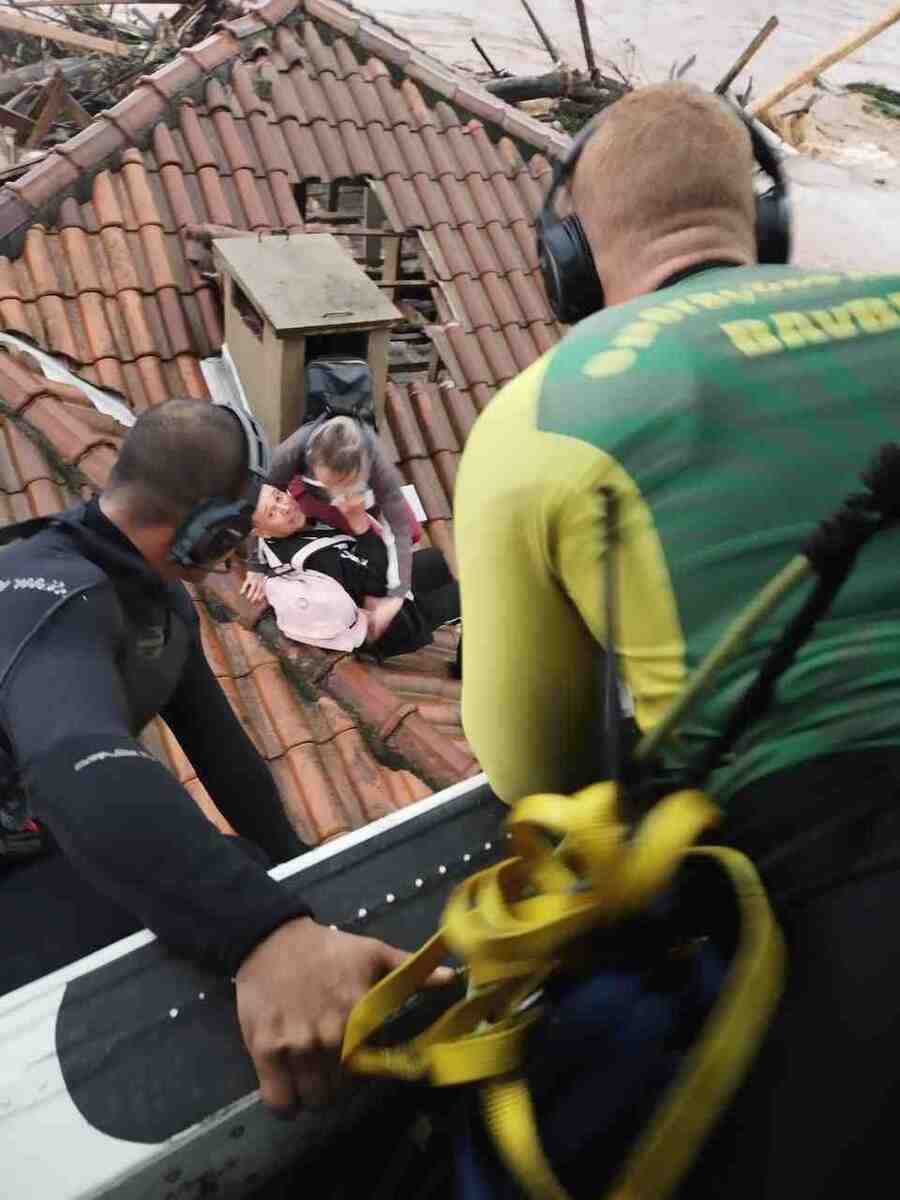 Casal é resgatado em telhado após temporal no RS -  (crédito: Reprodução Brigada Militar RS)