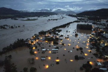 Uma vista aérea mostra áreas inundadas na cidade de Encantado, Rio Grande do Sul, Brasil, em 1º de maio de 2024       -  (crédito: GUSTAVO GHISLENI / AFP)