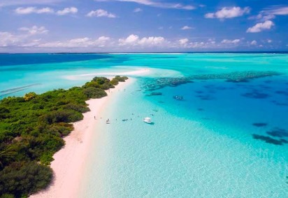 O risco de desaparecimento das Ilhas Maldivas, por causa das mudanças climáticas, voltou a atrair a atenção.  Desde 2021, esse assunto vem sendo debatido na Organização das Nações Unidas (ONU), pois o lugar, de uma beleza paradisíaca, pode sumir até o fim deste século. -  (crédito:  Imagem de 12019 por Pixabay)