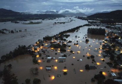 Uma vista aérea mostra áreas inundadas na cidade de Encantado, Rio Grande do Sul, Brasil, em 1º de maio de 2024       -  (crédito: GUSTAVO GHISLENI / AFP)