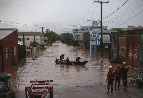  A team of firefighters work at a flooded street in the city center of Sao Sebastiao do Cai, Rio Grande do Sul state, Brazil on May 2, 2024. The death toll from a severe storm in Rio Grande do Sul, in southern Brazil, rose to 13, amid the 'worst disaster' in the history of the state where President Luiz Inacio Lula da Silva traveled on Thursday. (Photo by Anselmo Cunha / AFP)
       -  (crédito:  AFP)