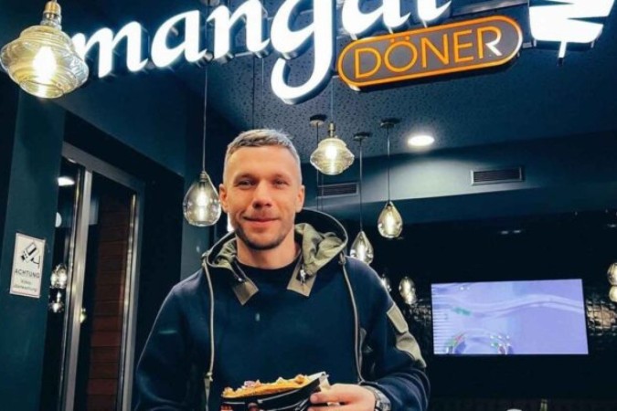 Campeão mundial com a Alemanha, Podolski (esquerda) em sua versão como empresário -  (crédito: Foto: Instagram @Mangal Do?ner)