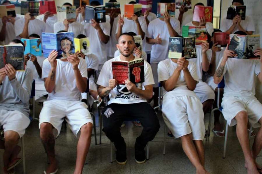 Francisco com os alunos 
do Núcleo de Ensino da 
Unidade de Internação -  (crédito: Bárbara Figueira/SEEDF)