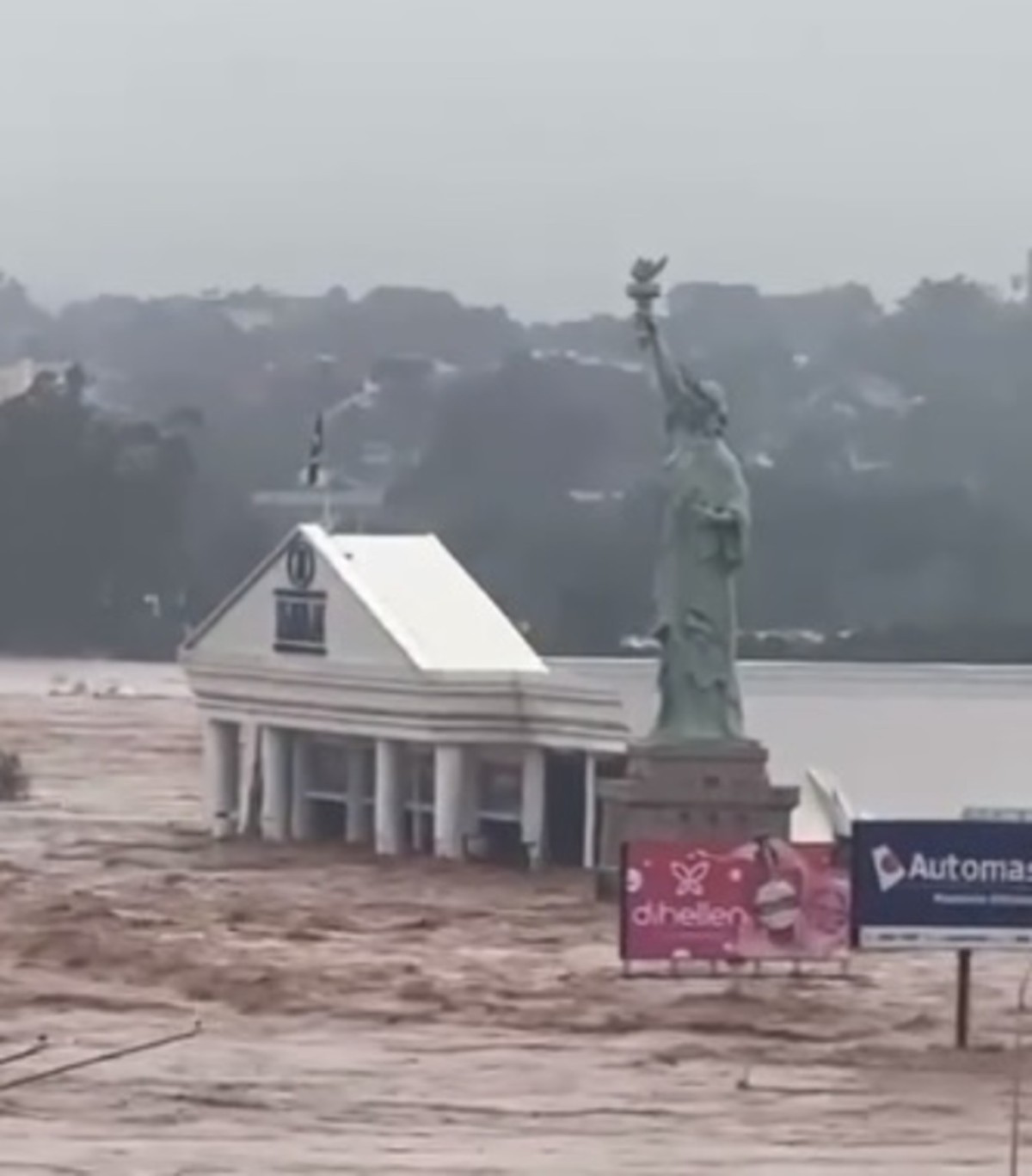 Loja Havan em Lajeado (RS) é inundada durante cheias no estado