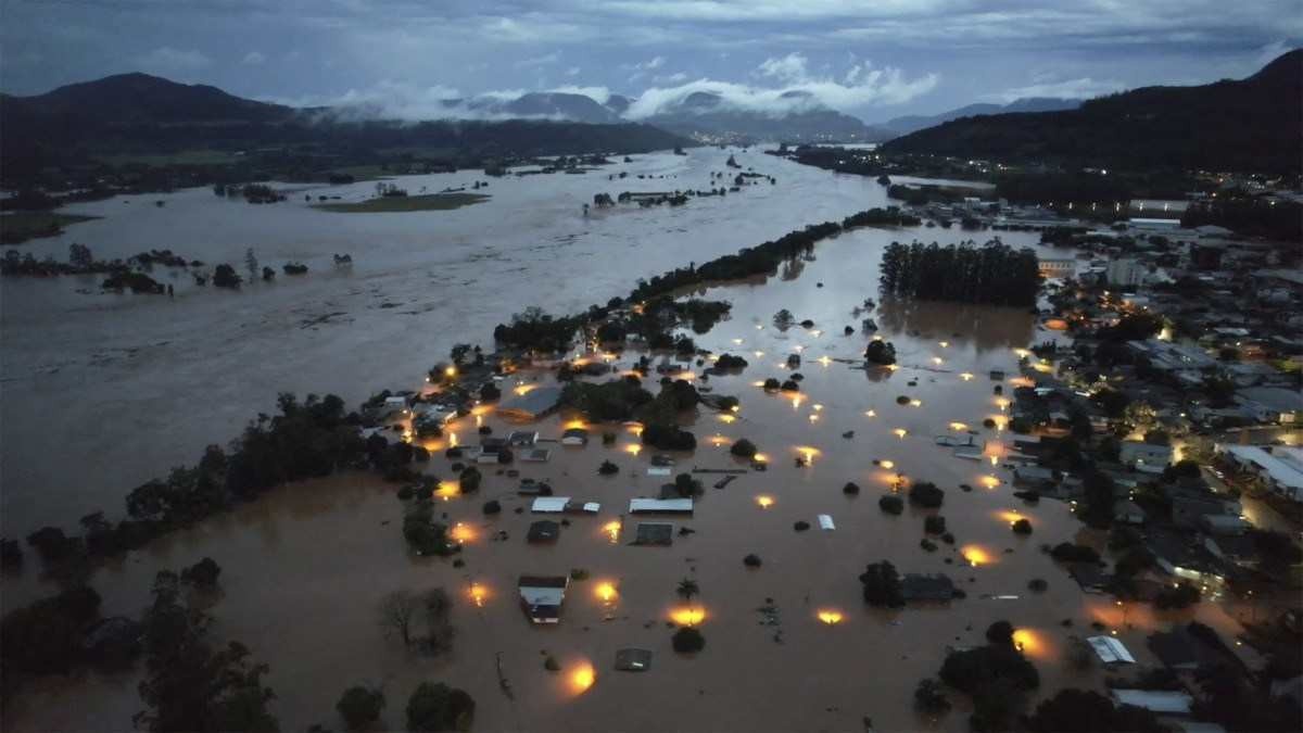 Uma vista aérea mostra áreas inundadas na cidade de Encantado, Rio Grande do Sul, Brasil, em 1º de maio de 2024      