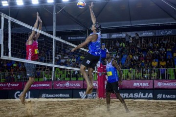 Evandro e Arthur avançaram em primeiro lugar na chave e foram direto para as quartas de final da etapa de Brasília -  (crédito: Volleyball World/Divulgação)