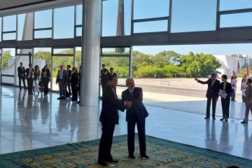 Presidente Lula e o primeiro-ministro do Japão, Fumio Kishida, posam para fotos antes de reunião no Palácio do Planalto -  (crédito: Victor Correia/CB/D.A. Press)
