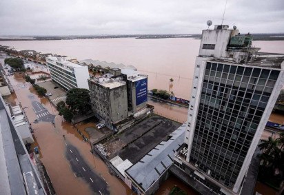 Região do centro histórico de Porto Alegre sofre com as inundações -  (crédito:  AFP)
