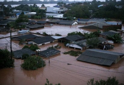Vista geral das casas afetadas pela enchente do rio Jacuí em Eldorado do Sul, Rio Grande do Sul, Brasil, em 3 de maio de 2024       -  (crédito: ANSELMO CUNHA / AFP)