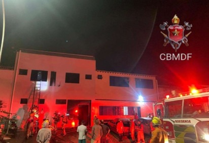 Corpo de Bombeiros foi acionado por volta das 0h03 desta sexta-feira (3/5) -  (crédito: CBMDF/Divulgação)