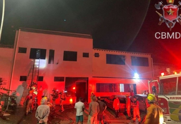 Corpo de Bombeiros foi acionado por volta das 0h03 desta sexta-feira (3/5) -  (crédito: CBMDF/Divulgação)