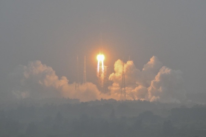 A nave deve pousar na Bacia de Aitken, uma das maiores crateras de impacto conhecidas no sistema solar, localizada no Polo Sul lunar. -  (crédito: Hector RETAMAL / AFP)