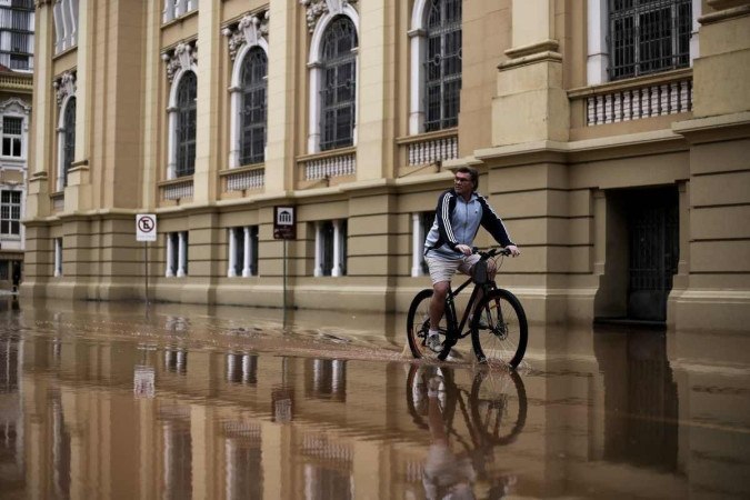 Há três dias, os governos estadual e municipal trabalham para tentar conter o avanço das águas sobre o centro da cidade -  (crédito:  AFP)