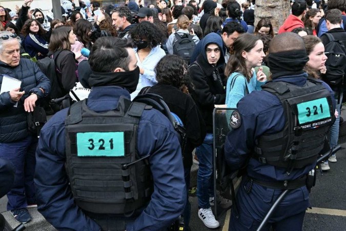 Ao contrário dos Estados Unidos, onde as manifestações  levaram a confrontos com a polícia, na França os protestos foram pacíficos e pontuais.  -  (crédito: Miguel MEDINA / AFP)