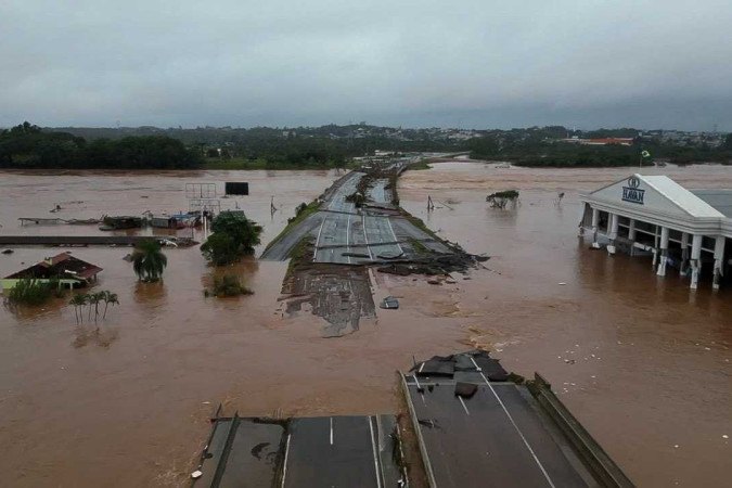 Trecho da BR-386 totalmente destruído pela força das águas do Rio Taquari, em Lageado: cidade está isolada -  (crédito:  AFP)