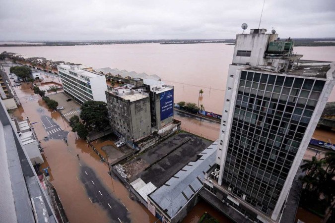 Região do centro histórico de Porto Alegre sofre com as inundações -  (crédito:  AFP)