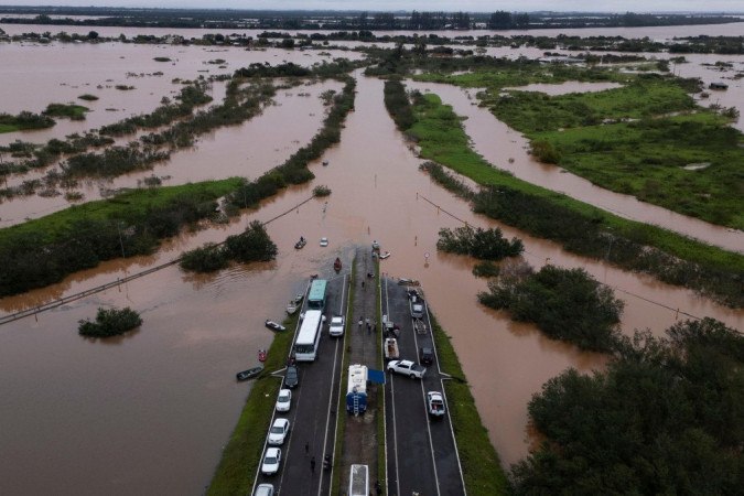 Chuvas intensas deixaram mortos e desabrigados no Rio Grande do Sul -  (crédito: bbc)