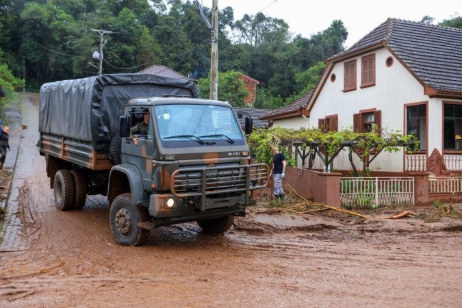  Chuvas em Porto Alegre tem trabalho de limpeza e ajuda do Exercito -  (crédito:  Gustavo Mansur/Palácio Piratini)