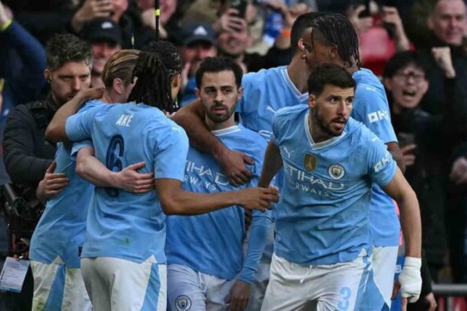  Manchester City's Portuguese midfielder #20 Bernardo Silva (C) celebrates with teammates after scoring the opening goal of the English FA Cup semi-final football match between Manchester City and Chelsea at Wembley Stadium in north west London on April 20, 2024. (Photo by Ben Stansall / AFP) / NOT FOR MARKETING OR ADVERTISING USE / RESTRICTED TO EDITORIAL USE (Photo by BEN STANSALL/AFP via Getty Images)
     -  (crédito:  AFP via Getty Images)