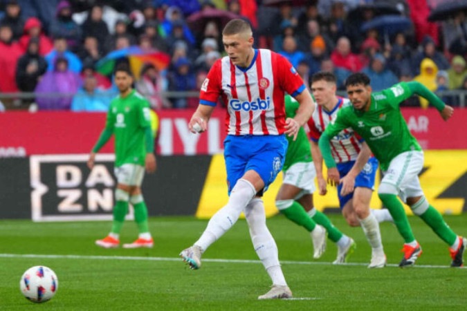 Artilheiro do Campeonato Espanhol, Dovby comemora um dos seus 19 gols pelo Girona -  (crédito: Foto: Lluis Gene/AFP via Getty Images)