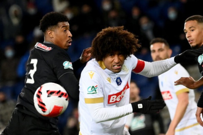  Nice's Brazilian defender Dante (C) fights for the ball with Paris Saint-Germain's French defender Presnel Kimpembe (L) during the French Cup football match between Paris Saint-Germain (PSG) and Nice at the Parc des Princes stadium in Paris on January 31, 2022. (Photo by FRANCK FIFE / AFP) (Photo by FRANCK FIFE/AFP via Getty Images)
       -  (crédito:  AFP via Getty Images)