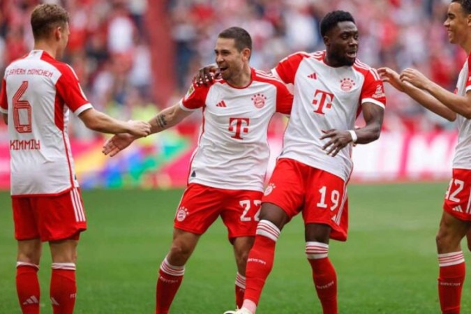  Bayern Munich's Portuguese defender #22 Raphael Guerreiro (2nd L) celebrates scoring the opening goal with his teammates during the German first division Bundesliga football match between FC Bayern Munich and 1 FC Cologne in Munich, southern Germany on April 13, 2024. (Photo by Michaela STACHE / AFP) / DFL REGULATIONS PROHIBIT ANY USE OF PHOTOGRAPHS AS IMAGE SEQUENCES AND/OR QUASI-VIDEO (Photo by MICHAELA STACHE/AFP via Getty Images)
     -  (crédito:  AFP via Getty Images)
