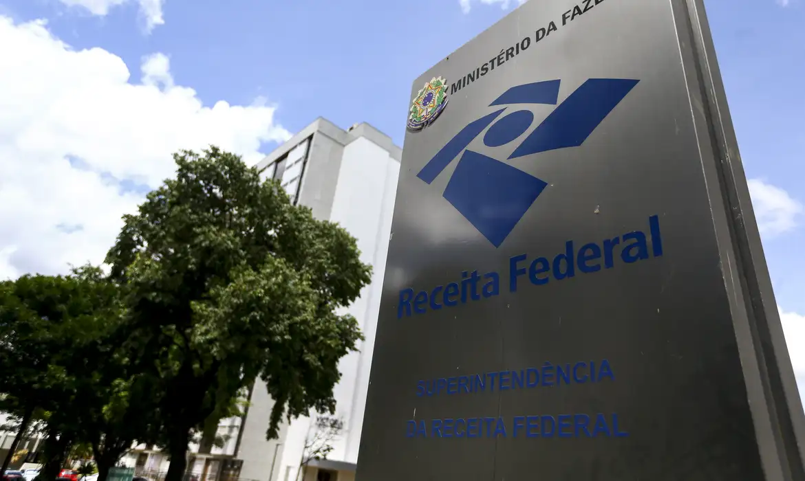 Receita Federal doará roupas apreendidas a vítimas de enchentes no RS -  (crédito: EBC)