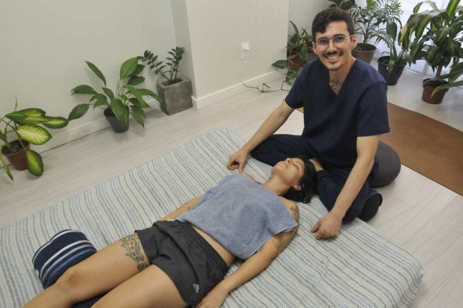 O massoterapeuta Leonnardo Augusto estava insatisfeito com a advocacia, se profissionalizou no Senac e agora trabalha mais feliz, e em casa - (crédito: Minervino Júnior/CB/D.A.Press) O massoterapeuta Leonnardo Augusto estava insatisfeito com a advocacia, se profissionalizou no Senac e agora trabalha mais feliz, e em casa - (crédito: Minervino Júnior/CB/D.A.Press)