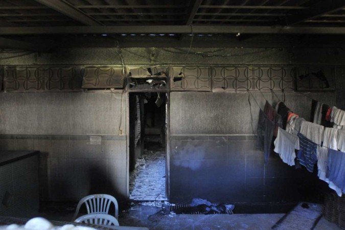 O incêndio ocorrido na madrugada desta sexta-feira (3/5), na 705 Sul, teria começado no subsolo do prédio onde funcionava uma pousada - (crédito: Minervino Júnior/ CB ) O incêndio ocorrido na madrugada desta sexta-feira (3/5), na 705 Sul, teria começado no subsolo do prédio onde funcionava uma pousada - (crédito: Minervino Júnior/ CB )
