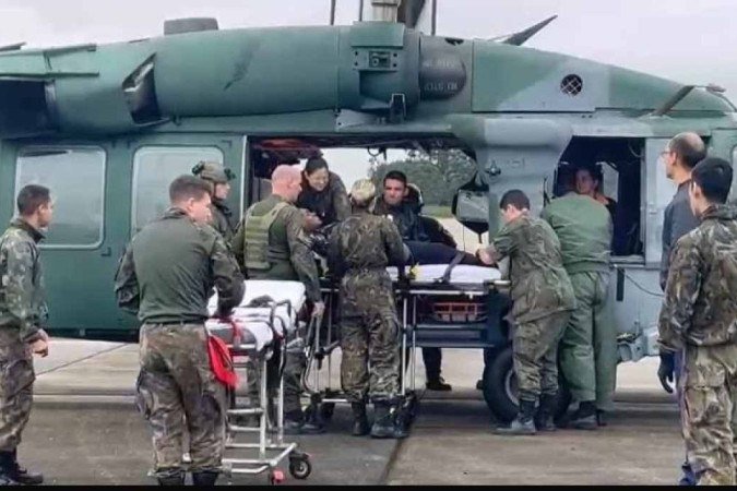Militares fazem resgate de gestantes que vivem em áreas atingidas pela cheia no RS - (crédito: FAB) Militares fazem resgate de gestantes que vivem em áreas atingidas pela cheia no RS - (crédito: FAB)