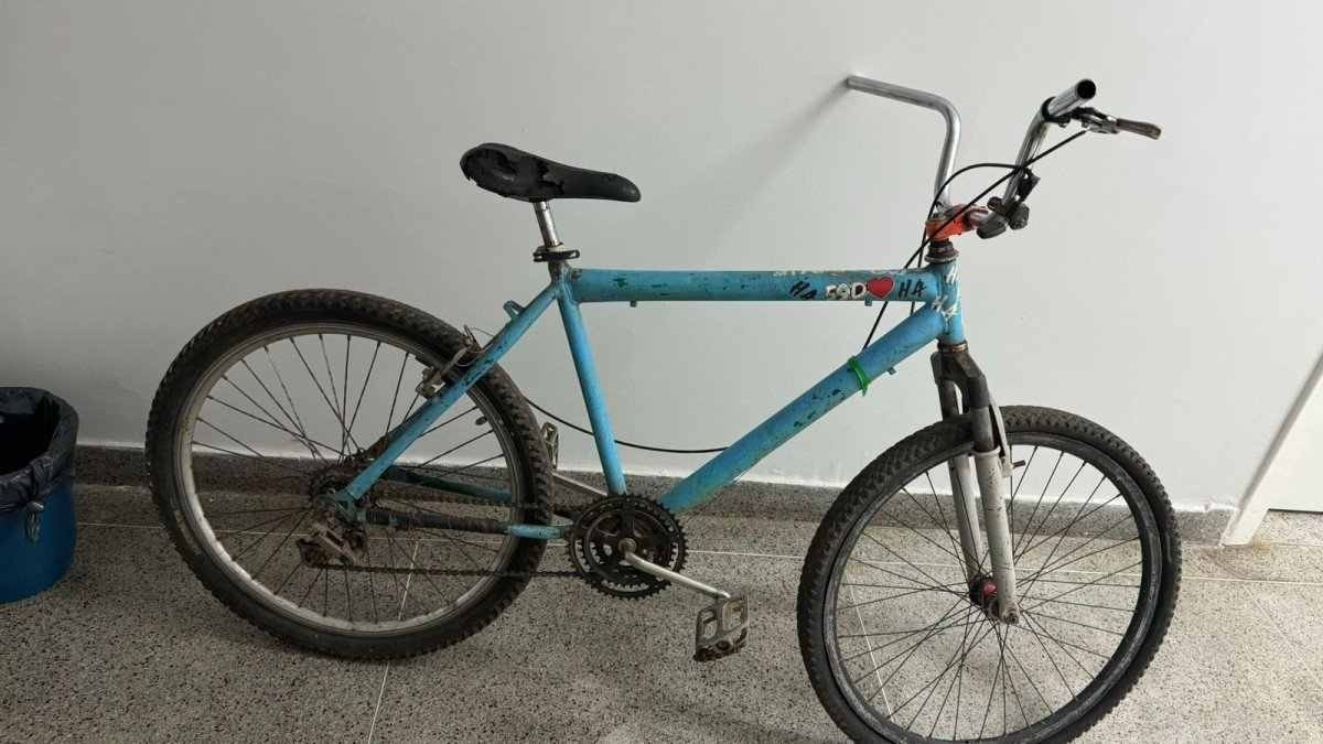 Na roupa e na bicicleta do preso havia vestígios de sangue